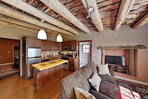 Apartamento Luxe 2-unit Hideaway - Historic Suite & Casita Duplex
