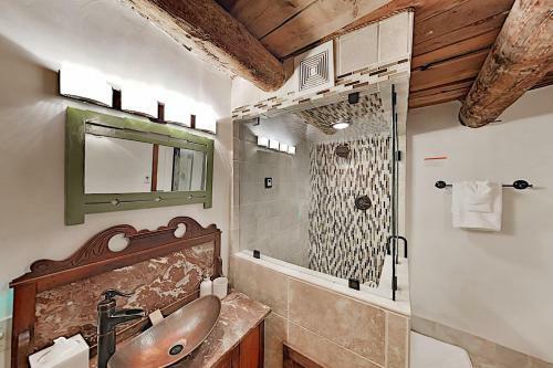Apartamento Luxe 2-unit Hideaway - Historic Suite & Casita Duplex