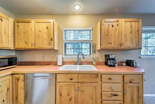 Secluded Riverside Cabin With Deck And Gas Grill!