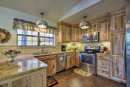 Ruidoso Cabin With Hot Tub And Golf Course Views!