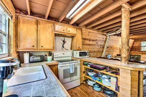 Quirky, Secluded Ruidoso Cabin 18mi To Ski Apache