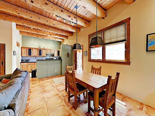 Apartamento New Listing! Modern Adobe Condo With Fireplace Condo