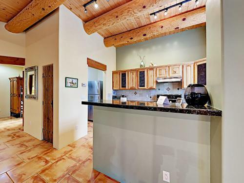 Apartamento New Listing! Modern Adobe Condo With Fireplace Condo