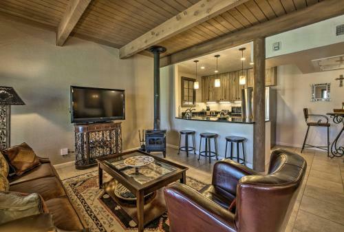 Apartamento Adobe-style Abode With Amenities - Walk To Plaza!