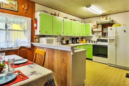 Bright Springer House With Patio And Orchard Views!