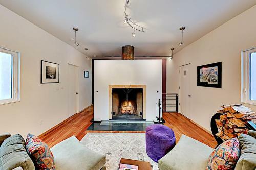 Modern Home - Sunroom, Big Views - Walk To Lift Home