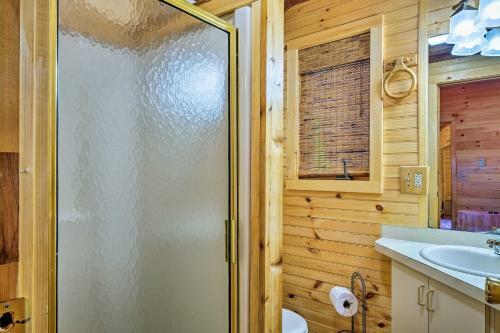 Bolton Landing Cottage With Deck - Walk To The Beach!