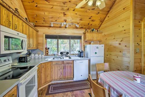 Bolton Landing Cottage With Deck - Walk To The Beach!