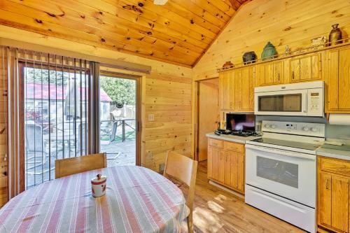 Bolton Landing Cottage With Deck - Walk To The Beach!