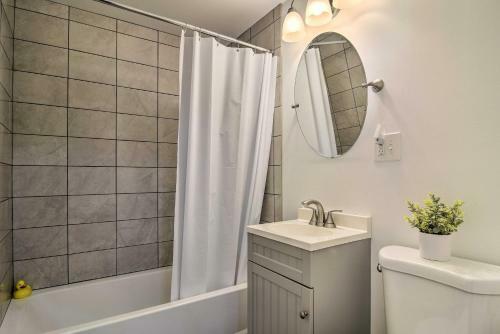 Renovated Buffalo Home With Screened-in Patio!