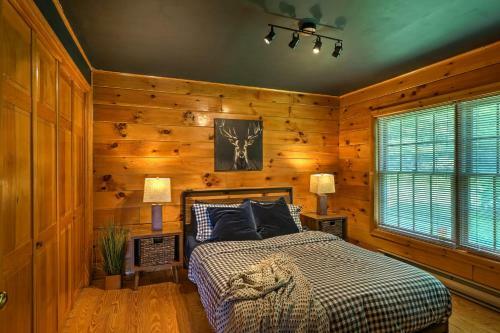 Catskill Chalet Cabin About 3 Mi From Belleayre Resort!