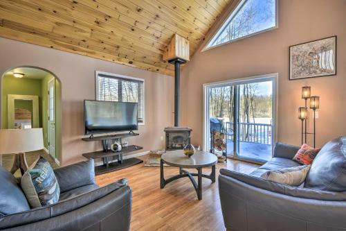 Hidden Lakefront Retreat Fire Pit And Fishing Dock!