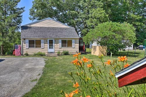 Quiet Getaway With Fire Pit And Walk To River!