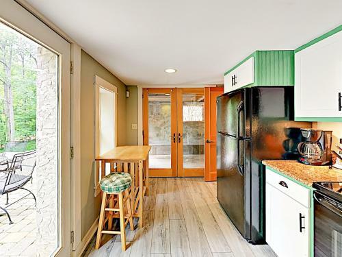 Beautifully Refitted Classic Cabin With Pond Cabin