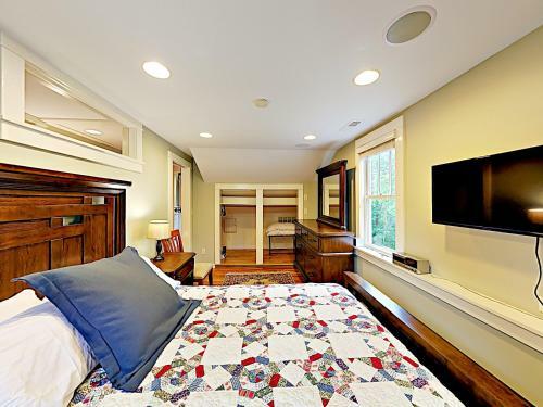 Beautifully Refitted Classic Cabin With Pond Cabin