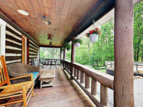 Beautifully Refitted Classic Cabin With Pond Cabin