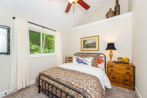 New Listing! Updated Cottage With Deck On Big Parcel Home