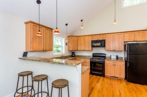 New Listing! Updated Cottage With Deck On Big Parcel Home