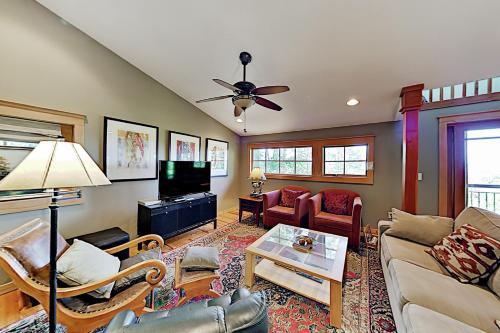 Eagles Wing Lodge - Game Room & Epic Sunset Views Home