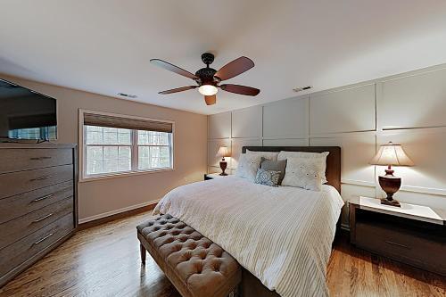 Designer Estate With Chef's Kitchen & Home Theater Home