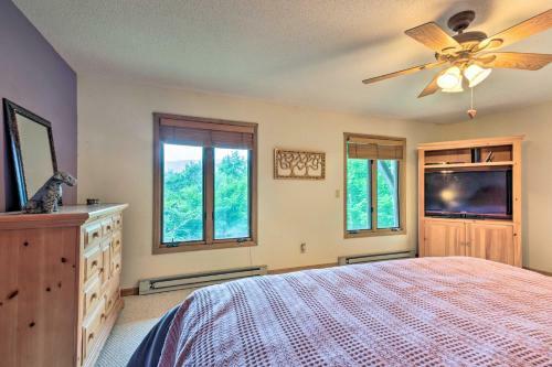 Warm Wooded Cabin With 2-story Deck And Mtn Views!