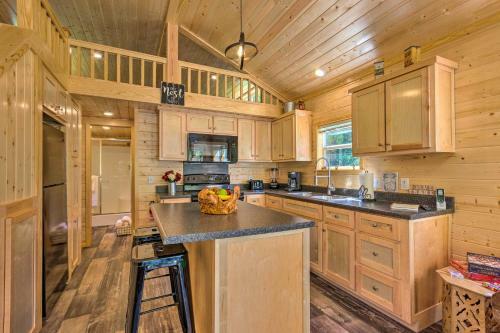 Brevard Cabin Tiny Living Near Big Adventure