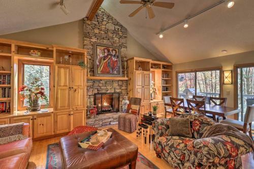 Deluxe Lakefront Mtn Escape With Club Amenities
