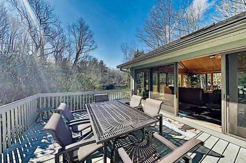 Spacious Lakefront Home - Pool, Tennis & Golf Home
