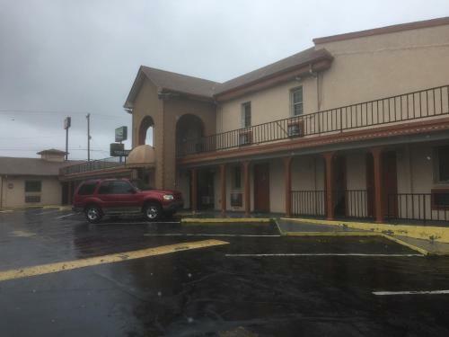 Hotel Royalinn & Suites