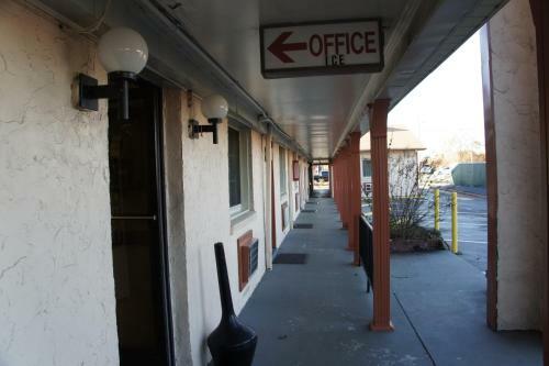 Hotel Royalinn & Suites