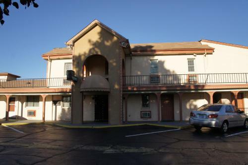 Hotel Royalinn & Suites