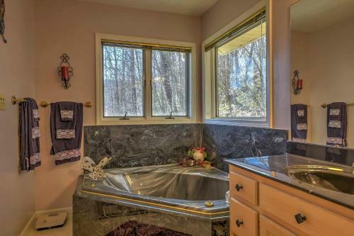 Burnsville Hideaway With Deck And Panoramic Mtn Views