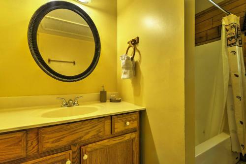 Fox Creek Hillside Cabin With Hot Tub And Fire Pit!