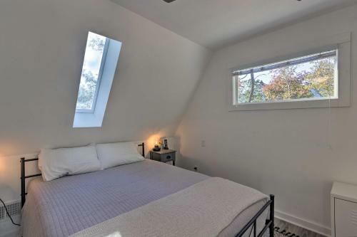 Reclusive Mountaintop Home With Stunning Views!