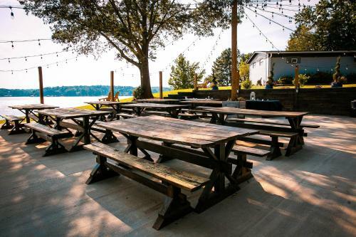Waterfront Studio With Private Porch #13 At Long Cove Resort
