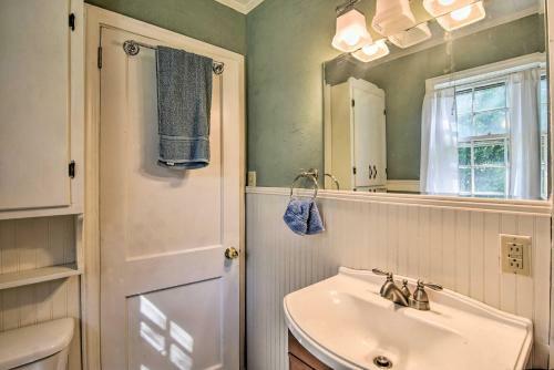 Quaint Cottage With Private Deck In Columbus!