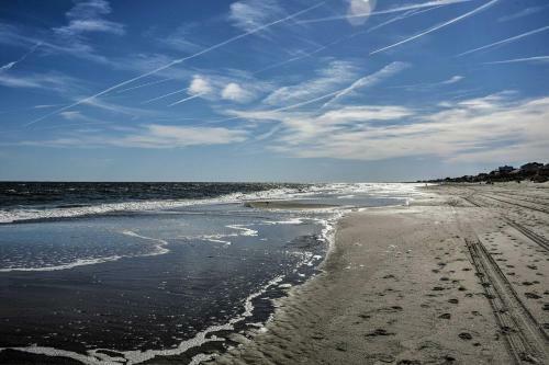 Colorful Emerald Isle Home, Walk To The Beach