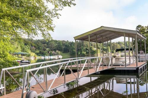 The Bear Den Chatuge Awesome Waterfront Sleeps 13