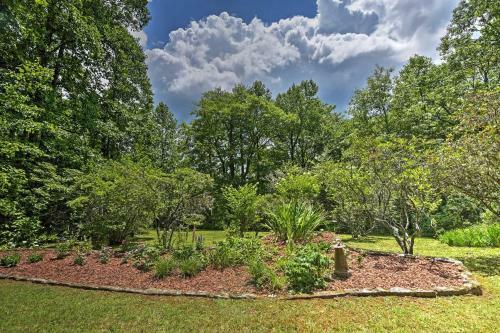Charming Cottage With Deck - 1 5 Mi To Downtown