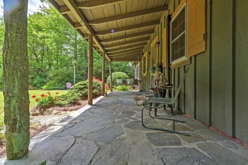 Charming Cottage With Deck - 1 5 Mi To Downtown