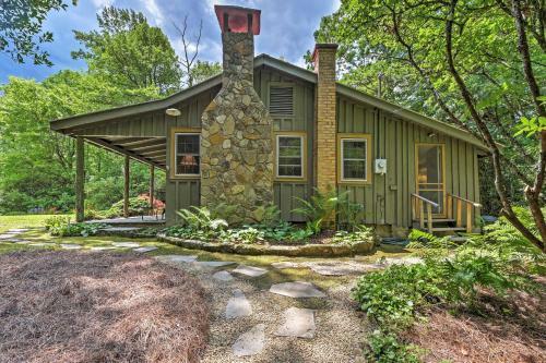 Charming Cottage With Deck - 1 5 Mi To Downtown