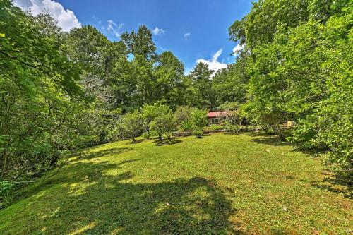 Charming Cottage With Deck - 1 5 Mi To Downtown
