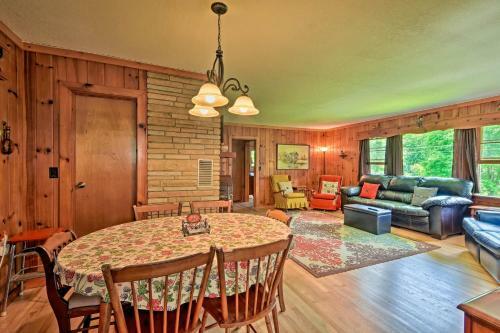 Rolling Acres Highlands Cabin With Fire Pit!