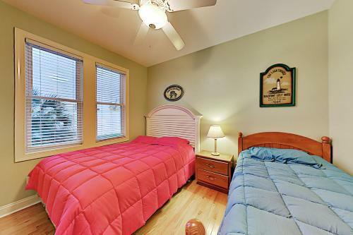 Spacious Coastal Escape - 2 Decks - Steps To Beach Home
