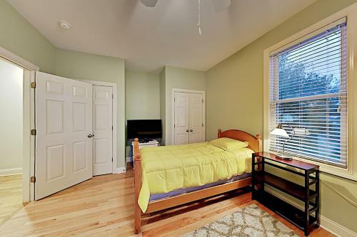 Spacious Coastal Escape - 2 Decks - Steps To Beach Home