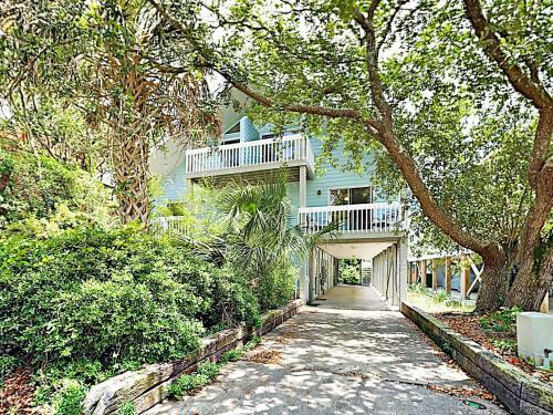 Apartamento New Listing! Pelican Perch - Walk To Beach Home