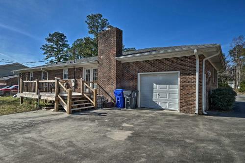 Welcoming Leland Home 15 Mi To Beachfront!
