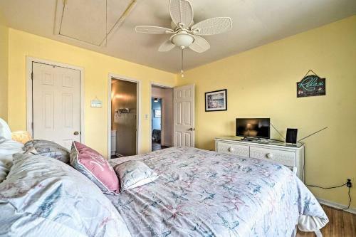 Sunny Townhome With Marsh Views And Walk To Beach