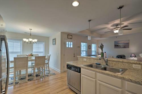 Modern Oak Island Home, 1 Mile To The Beach!