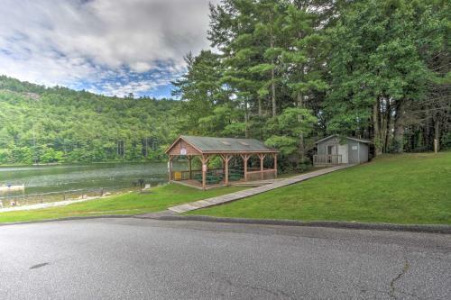 Updated Sapphire Resort Cottage, Walk To Ski Slope